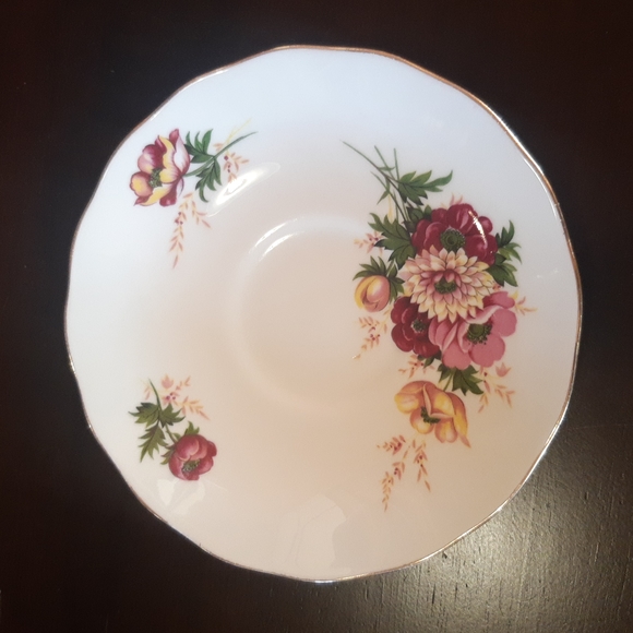 Queen Anne Bone China Made in England Teacup & Saucer # 8200 - Picture 4 of 8